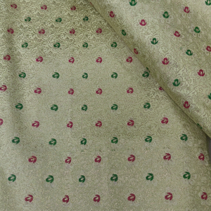 Tissu brocart floral avec tissage jacquard métallique aux motifs crème, rose et vert - Product Image 1
