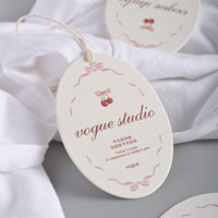Étiquette suspendue ovale avec illustration nœud cerise, cordon en coton rose coquette, pour vêtements romantiques style 'Sweet Girl'