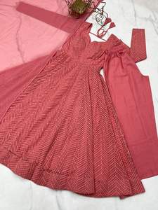 ผ้าอนารกาลีสีชมพูคุณภาพดีเยี่ยม เนื้อผ้าฟ็อกซ์จอร์เจตต์ลุคฮ์นาวีเนื้อนุ่ม หนักแน่น ประดับด้วยงานปักดิ้นลายสวยงาม ราคาขายส่ง - Product Image 4