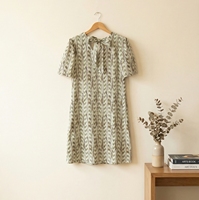 Robe en coton léger à rayures vertes et blanches, style bohème, éco-responsable, tissée, lavable, avec détails boutonnés et fermeture à nouer, coupe classique