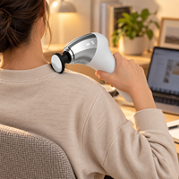 Pistolet de massage portatif rechargeable blanc avec 4 vitesses, 4 têtes, commande à un bouton et moteur silencieux pour l'entraînement et la récupération quotidienne