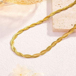 Collier Croix Chic en Acier Inoxydable 304 Plaqué Or 18K, Design Rétro Classique avec Chaîne Serpent pour Femme, Usage Quotidien - Product Image 4