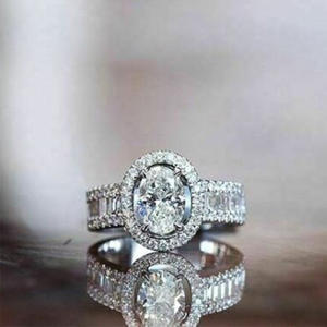 F1144 Anello da Donna in Oro Bianco con Diamante Naturale Taglio Ovale, Anello di Fidanzamento con Diamanti Laterali Colore D - Product Image 2