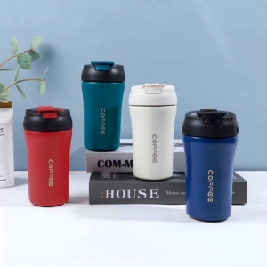 Vaso de Café Portátil de Acero Inoxidable de 420 ml con Aislamiento al Vacío y Doble Orificio para Beber - Product Image 1