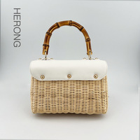 Sac d'été vintage en rotin Poignée en bambou Broderie de perles Arcs de diamants Plumes Sacs à main Utilisation de la plage Accessoire indispensable