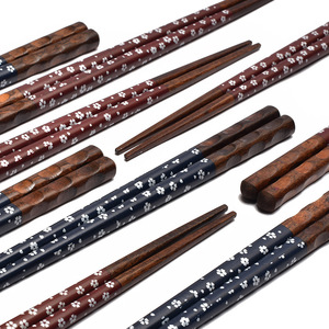 Palillos de madera puntiagudos estilo japonés, vajilla portátil para el hogar, palillos creativos con diseño de flor de cerezo, venta al por mayor - Product Image 2