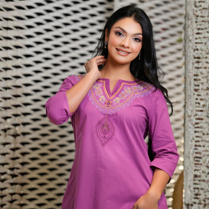 Vestido Midi-Corto Morado Elegante y Sofisticado con Detalle de Muesca, Calidad Excepcional, Venta al Por Mayor - Product Image 4