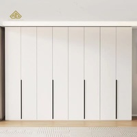 Armoire moderne à 8 portes de grande capacité avec bois de teck et panneaux stratifiés, placard intégré sur mesure pour la chambre à coucher, pour le rangement à domicile