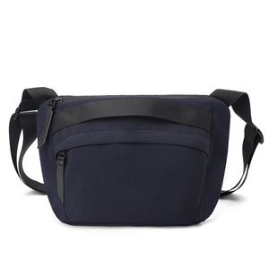 Sac bandoulière tendance en nylon de style japonais, grande capacité, imperméable, pour les loisirs et les trajets quotidiens - Product Image 2