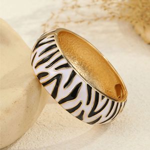 <span class=keywords><strong>Nuevo</strong></span> Brazalete de Moda con Diseño de Rayas de Zebra en Color Intenso, Bañado en Oro, Abierto y Articulado, Regalo para Ella, Joyería de Moda - Product Image 3