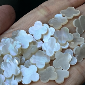 Piedras Preciosas de Trébol de Cuatro Hojas de Concha Blanca Natural Tratadas con Calor, de Doble Cara y con Cambio de Color para la Fabricación de Joyas - Product Image 3