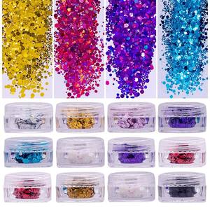 Bagliore in lustrini scintillanti scuri e paillettes fiocchi di neve di plastica piume pipistrelli uccelli in varie forme di colori e dimensioni - Product Image 1