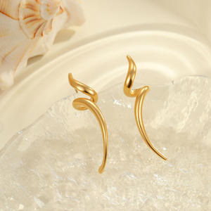 Boucles d'oreilles françaises haut de gamme en acier inoxydable serties de diamants, au design simple et élégant, plaquées or pur 18 carats. - Product Image 5