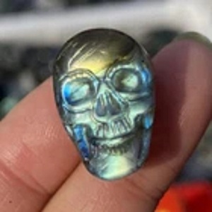 Venta al por mayor de mini calaveras de labradorita natural talladas, calaveras de cristal de labradorita azul brillante, cuentas y colgantes para joyería. - Product Image 4