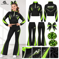 Ensemble de survêtement vert personnalisé par sublimation avec sweat à capuche orné de strass et accessoires pour équipes scolaires et studios de danse