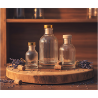 Bouteille diffuseur de parfum en verre pour décoration intérieure 50ml/100ml/200ml avec bouchon en liège et surface estampée à chaud pour huile aromatique vide