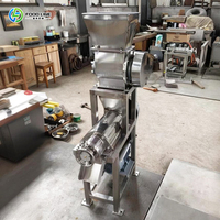 Machine voor het malen en persen van vers fruit voor fruitjuicebars