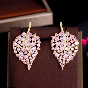 Boucles d'oreilles pendantes géométriques roses tendance, style socialite, élégantes, amincissantes, en laiton doré avec zircon, vente en gros - Product Image 6