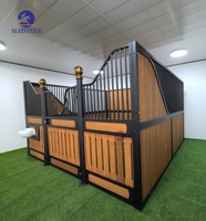 Box de cheval MAISTEED Deluxe avec panneau frontal à charnières, ouverture en V favorisant l'interaction sociale, box pour chevaux en bambou haute densité