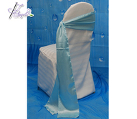 Ceintures en satin bleu turquoise pour housses de chaise dans la décoration de mariage