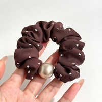 Set Jepit Rambut dan Ikat Rambut Scrunchie Polkadot Custom Pabrik dengan Mutiara dan Karet Elastis, Ikat Rambut Kain Cokelat untuk Kuncir Kuda