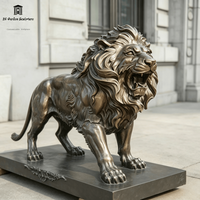 Sculpture de lion antique en bronze sur mesure, statue de lion religieuse moulée à la main pour l'entrée d'une église, d'une cathédrale, d'une villa ou d'un paysage extérieur