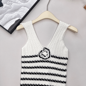Débardeur en tricot rayé blanc et noir pour femme avec fleur de camélia, col en V, sans manches, décontracté - Product Image 4
