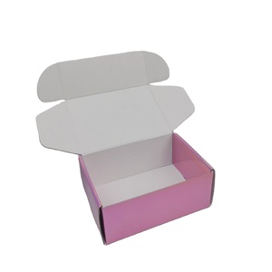 Boîte personnalisée avec logo laser rose avec <span class=keywords><strong>intérieur</strong></span> blanc en relief et emballage d'expédition laminé mat pour chaussettes de magasin de tissu - Product Image 2