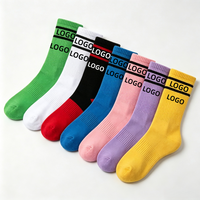 Chaussettes de sport à rayures avec logo personnalisé, haute qualité, unisexe, faible MOQ, chaussettes de yoga et de pilates, broderie tendance, chaussettes tricotées personnalisées
