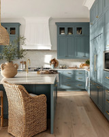 Meuble de cuisine shaker bleu poudré avec îlot central, quincaillerie dorée, plan de travail en marbre, panneau stratifié PVC E1, ensemble de meubles sur mesure