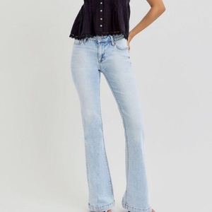 Nouveauté : Jeans personnalisés avec logo pour femmes, coupe skinny délavée claire, coupe légèrement évasée, taille basse - Product Image 4