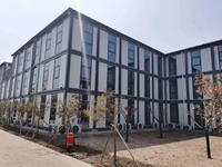 Maison conteneur détachable, peut être utilisée comme dortoir pour les travailleurs, personnalisable à deux ou trois étages, options de mur-rideau en verre