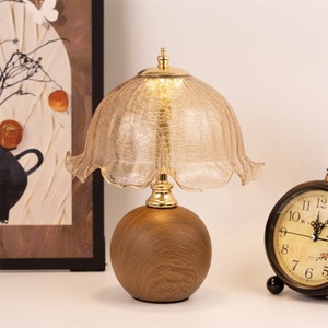 Vintage Tischlampe mit Gerüschtem Glasschirm, Runder Massivholz/Keramik-Sockel, Nachttischlampe, Dekorative Schlafzimmerbeleuchtung - Product Image 1