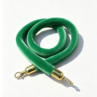 Poteau de barrière de luxe en velours vert avec crochet métallique doré pour le contrôle des foules