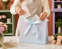 Sacs cadeaux en papier pastel avec nœuds en ruban et poignées en corde, dégradé rose et bleu, pour mariages, baby showers et anniversaires