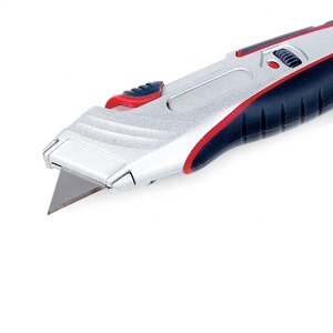 Couteau utilitaire ergonomique avec poignée en TPR et verrouillage automatique pour la découpe de carton et la construction - Product Image 6