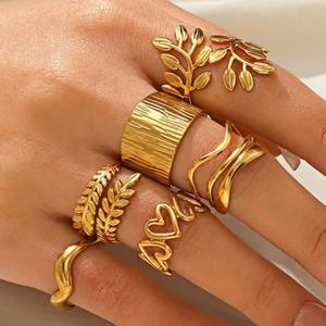 แหวนสแตนเลสสตีลรูปดอกไม้หัวใจสไตล์มินิมอล ขายส่ง เครื่องประดับปรับขนาดได้ กันน้ำ ชุบทอง 18k สำหรับผู้หญิง - Product Image 1