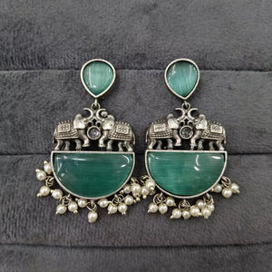 Pendientes Maroon Red Stone Camel Motif media luna forma Danglers rodeados por pequeñas perlas blancas - Product Image 1