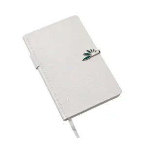 Notebook A5 personalizzato portatile di vendita calda in fabbrica con inserto in penna con copertina rigida in pelle bianca con logo in rilievo