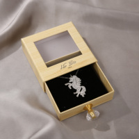Boîte à bijoux écologique personnalisée avec fenêtre en PVC, en carton et avec poignée en cristal pour l'emballage de colliers, avec logo personnalisé
