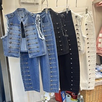 Ensemble deux pièces en jean vintage pour femme, avec gilet sans manches et pantalon large, style streetwear multi-boutons, idéal pour le quotidien et les soirées