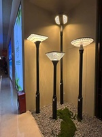 Lampe solaire LED moderne pour cour et jardin, IP65, en aluminium moulé sous pression, avec poteau décoratif extérieur