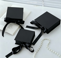 Boîte cadeau rigide en carton gris avec fermeture magnétique, matériaux recyclés écologiques, biodégradables, logo personnalisable, impression quadricolore
