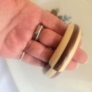 กำไลข้อมือเรซิ่นและไม้สำหรับผู้หญิง เครื่องประดับทำมือที่มีพื้นผิวไม้ธรรมชาติและดีไซน์เรซิ่นทันสมัย - Product Image 2