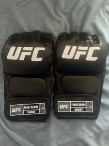 Gants d'entraînement MMA noir mat <span class=keywords><strong>avec</strong></span> protection pour le sparring et le grappling, pour la boxe, le Muay Thai et l'entraînement au <span class=keywords><strong>sac</strong></span> <span class=keywords><strong>de</strong></span> <span class=keywords><strong>frappe</strong></span> - Product Image 1