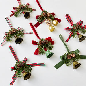 Ornements suspendus d'arbre de Noël faits à la main pendentif cloche en fer avec arc cône de pin et fruits rouges décorations de Noël transfrontalières - Product Image 2