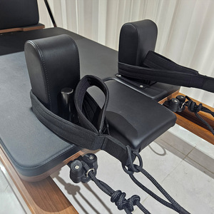 Appareil de <span class=keywords><strong>Pilates</strong></span> Reformer en Aluminium Effet Bois pour Usage Commercial, Équipement d'Exercice de <span class=keywords><strong>Yoga</strong></span> Personnalisable pour <span class=keywords><strong>Studio</strong></span> - Product Image 2