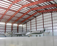 Hangar Professionale in Acciaio Zincato con Rivestimento Anticorrosione, Struttura a Campata Libera, Alta Resistenza al Vento, Durevole