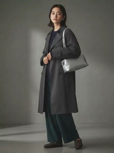 Bolso de Hombro Minimalista de Cuero Genuino Negro con Cierre de Botón y Dos Asas para Uso Diario - Product Image 4