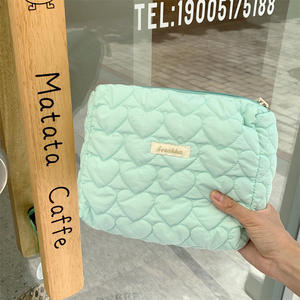 Trousse de toilette matelassée avec cœur doux Sac à cosmétiques avec couture d'étiquettes LOGO Sacs de maquillage de grande capacité pour femmes Cadeau Voyage en plein air - Product Image 4